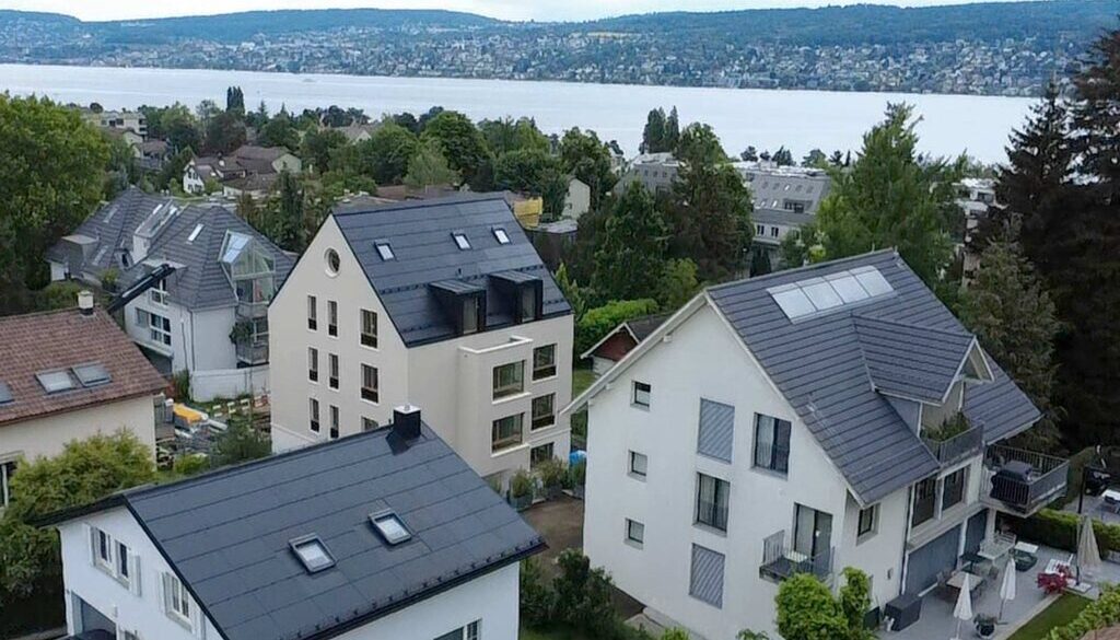 Steildach-Alte-Landstrasse-Rueschlikon-Drohnenshot-Ensemble